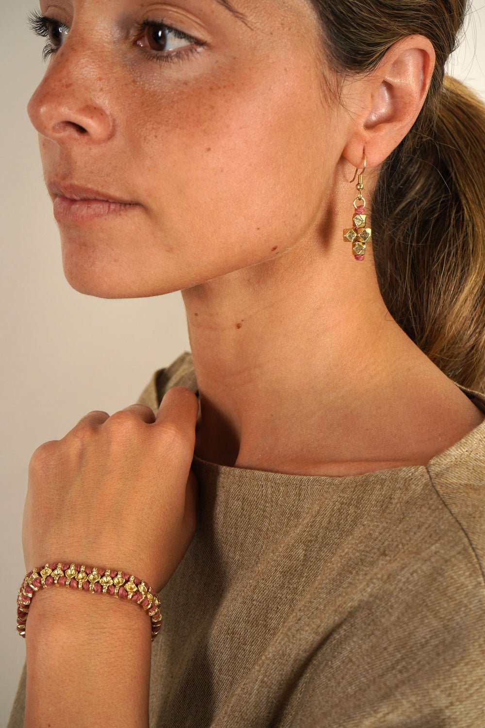 Detalle Puesto Combinación Pulsera & Pendientes Dorados Y Rosas Cristina Oria 