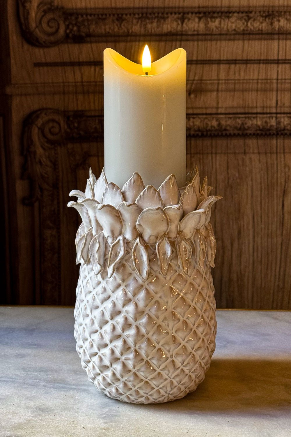 Detalle Portavelas Piña Vela Gris LED Cristina Oria 