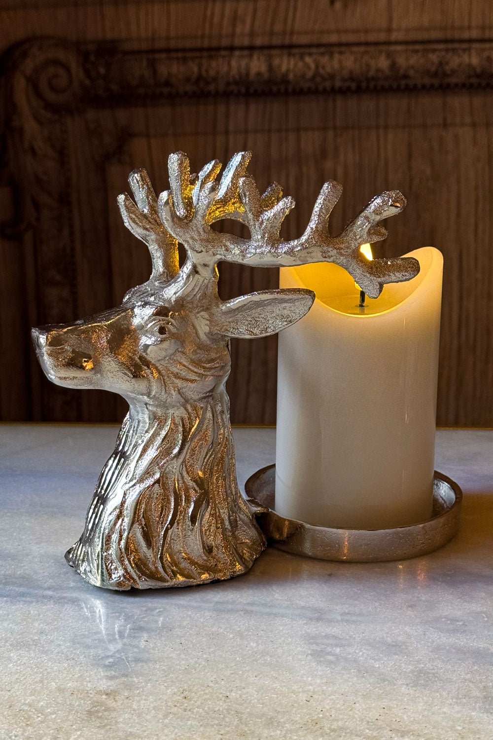 Detalle Portavelas Ciervo Vela Gris LED Cristina Oria 
