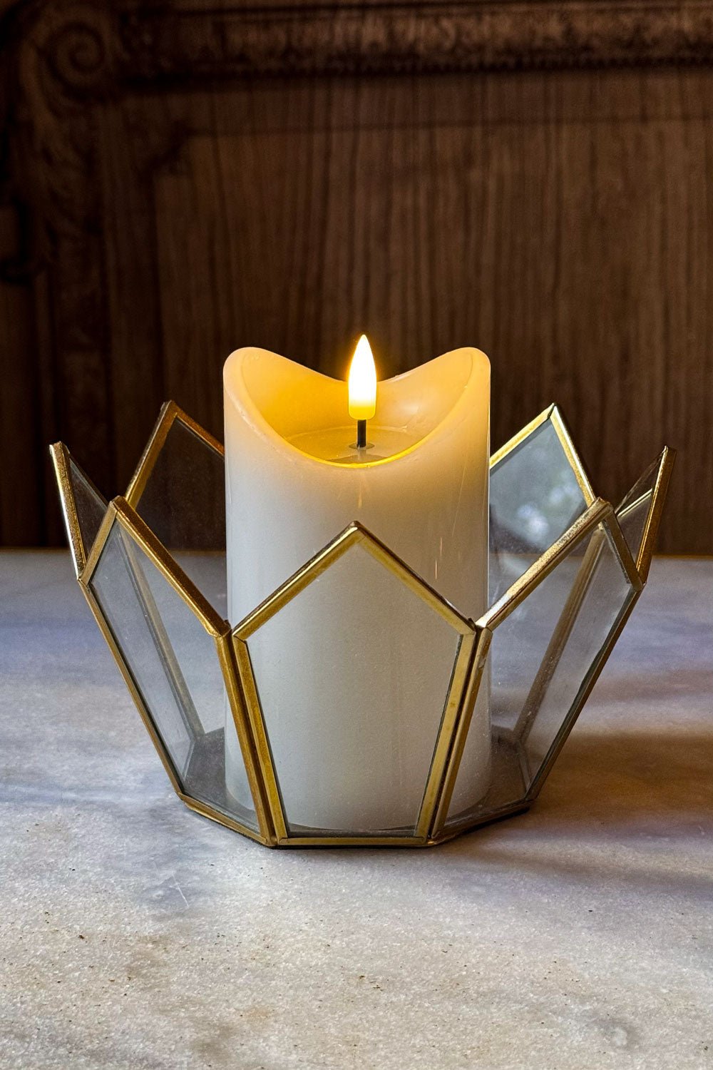 Detalle Portavelas Dorado Vela Gris LED Cristina Oria 