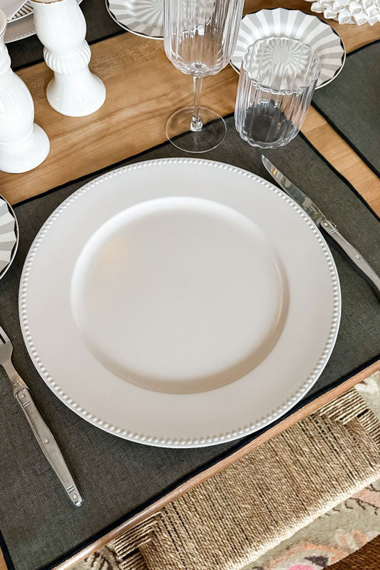 Bajoplato Gris Claro Con Relieve De Bolitas En El Borde Cristina Oria 