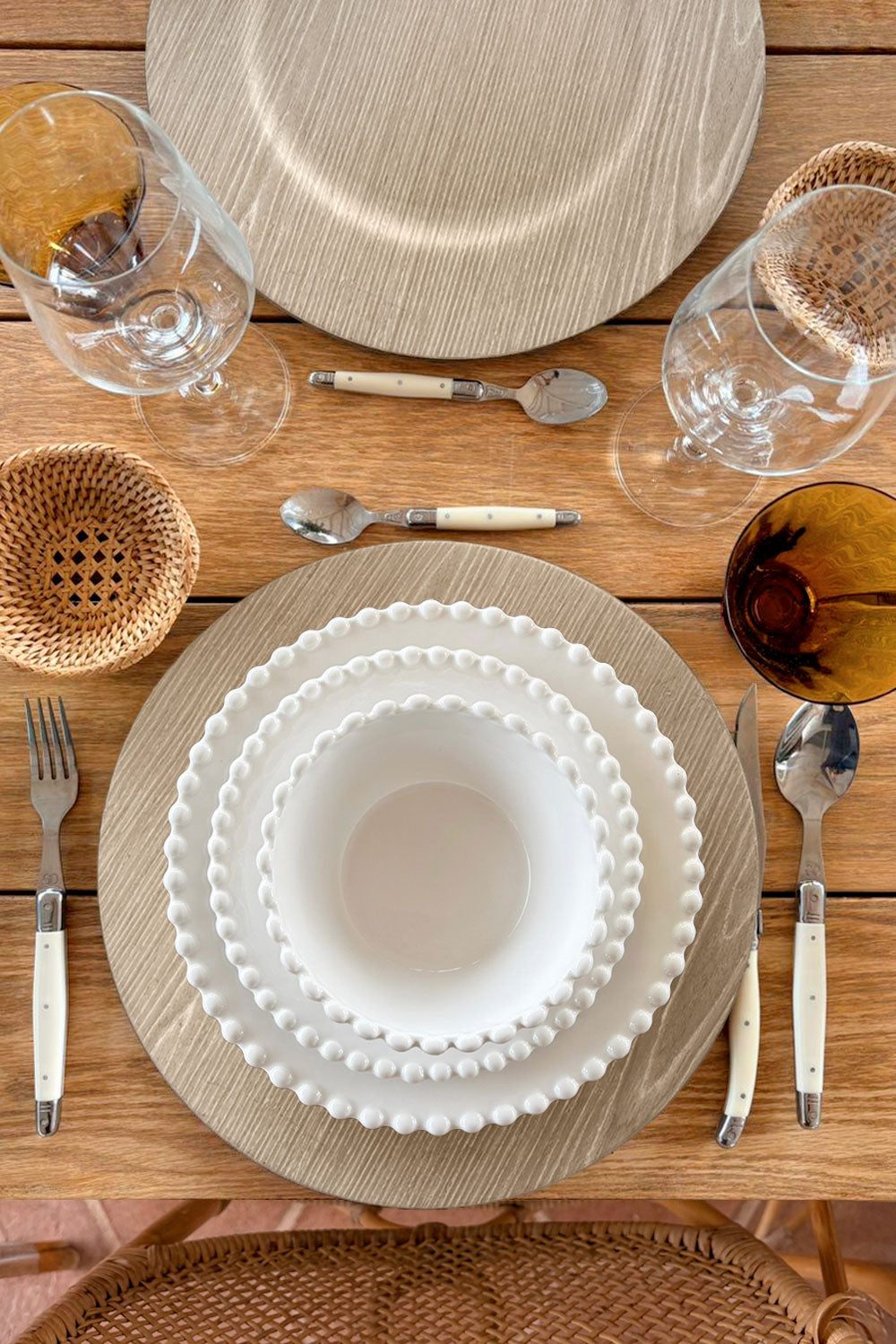 Detalle Bajoplato Con Acabado Efecto Madera Cristina Oria 