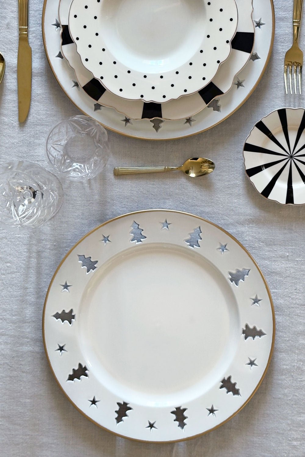 Sottopiatto bianco con bordo dorato e alberi