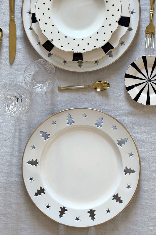 Prato de apresentação branco com borda dourada e árvores