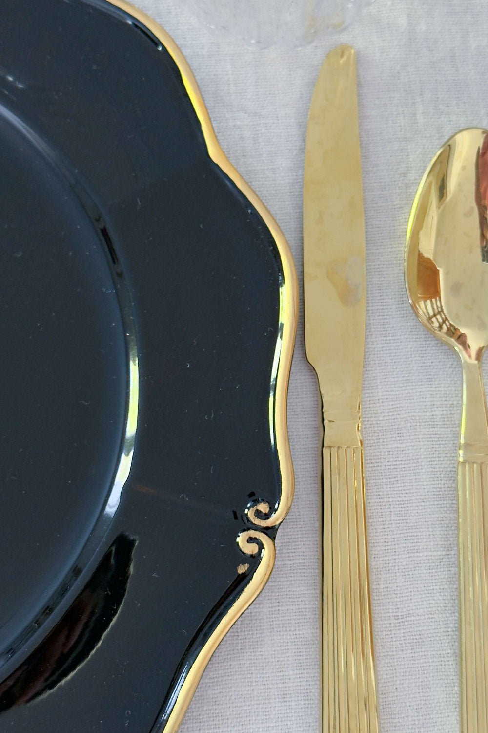 Detalle Borde Dos Bajoplato Negro Con Borde Dorado Cristina Oria 