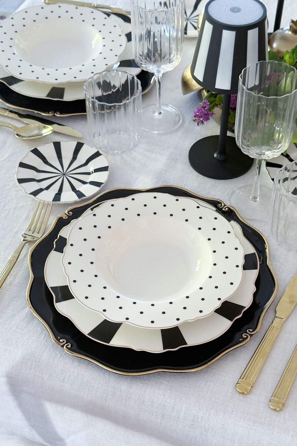 Detalle Bajoplato Negro Con Borde Dorado Cristina Oria 