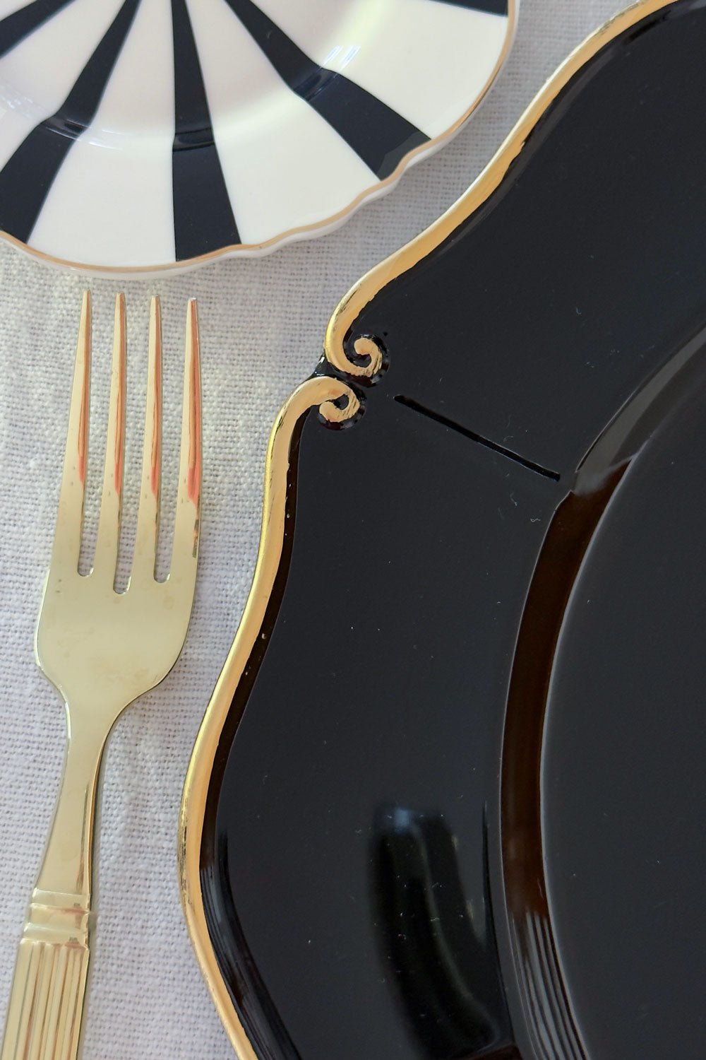 Detalle Borde Bajoplato Negro Con Borde Dorado Cristina Oria 