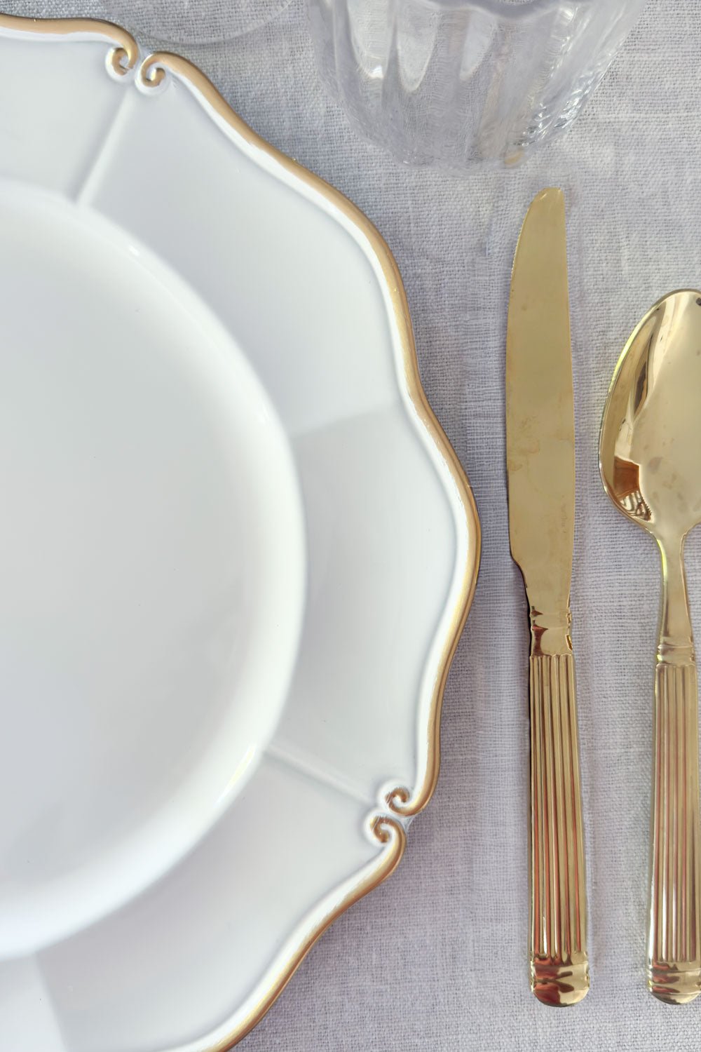 Detalle Borde Dos Bajoplato Blanco Con Borde Dorado Cristina Oria 