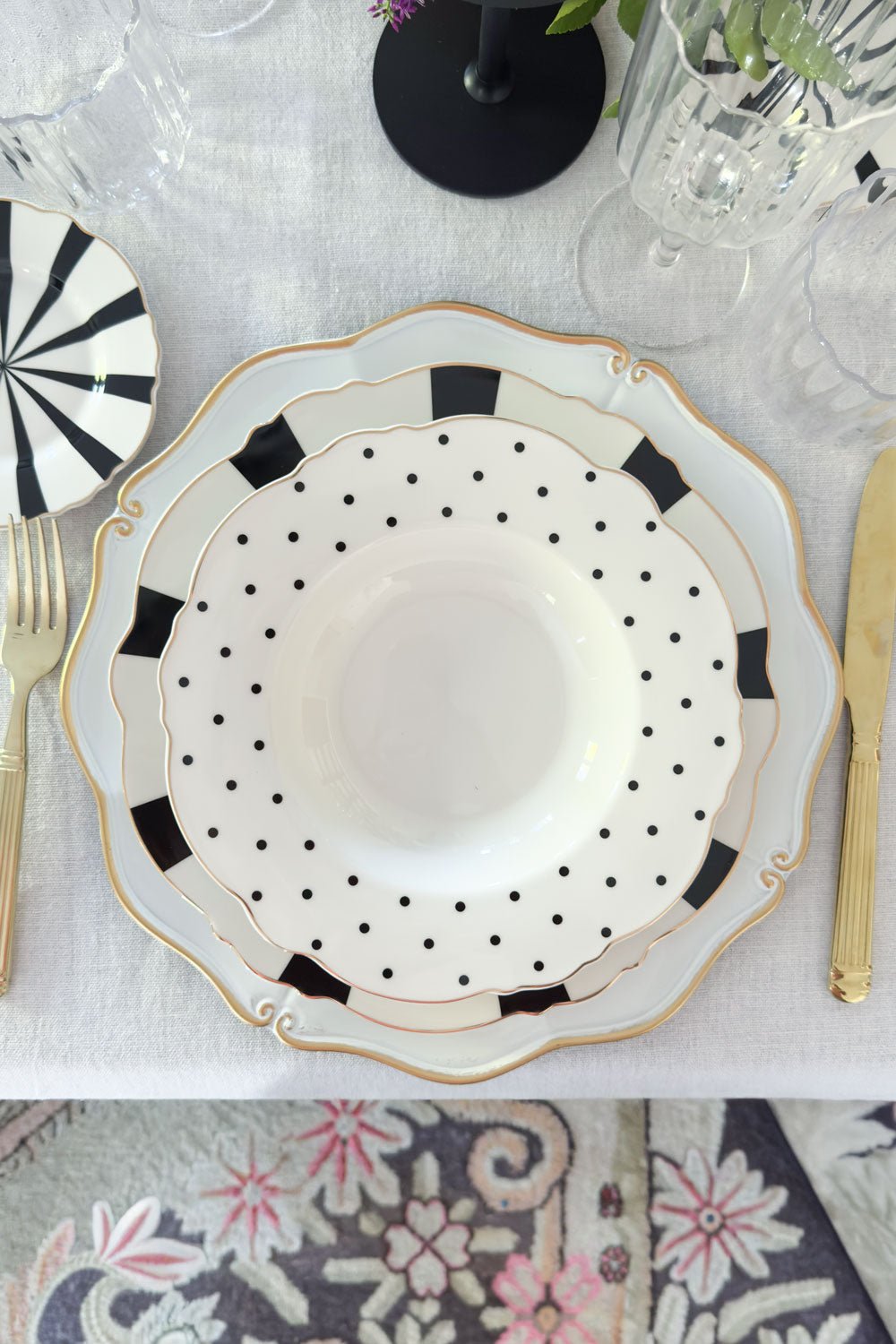 Detalle Bajoplato Blanco Con Borde Dorado Cristina Oria 