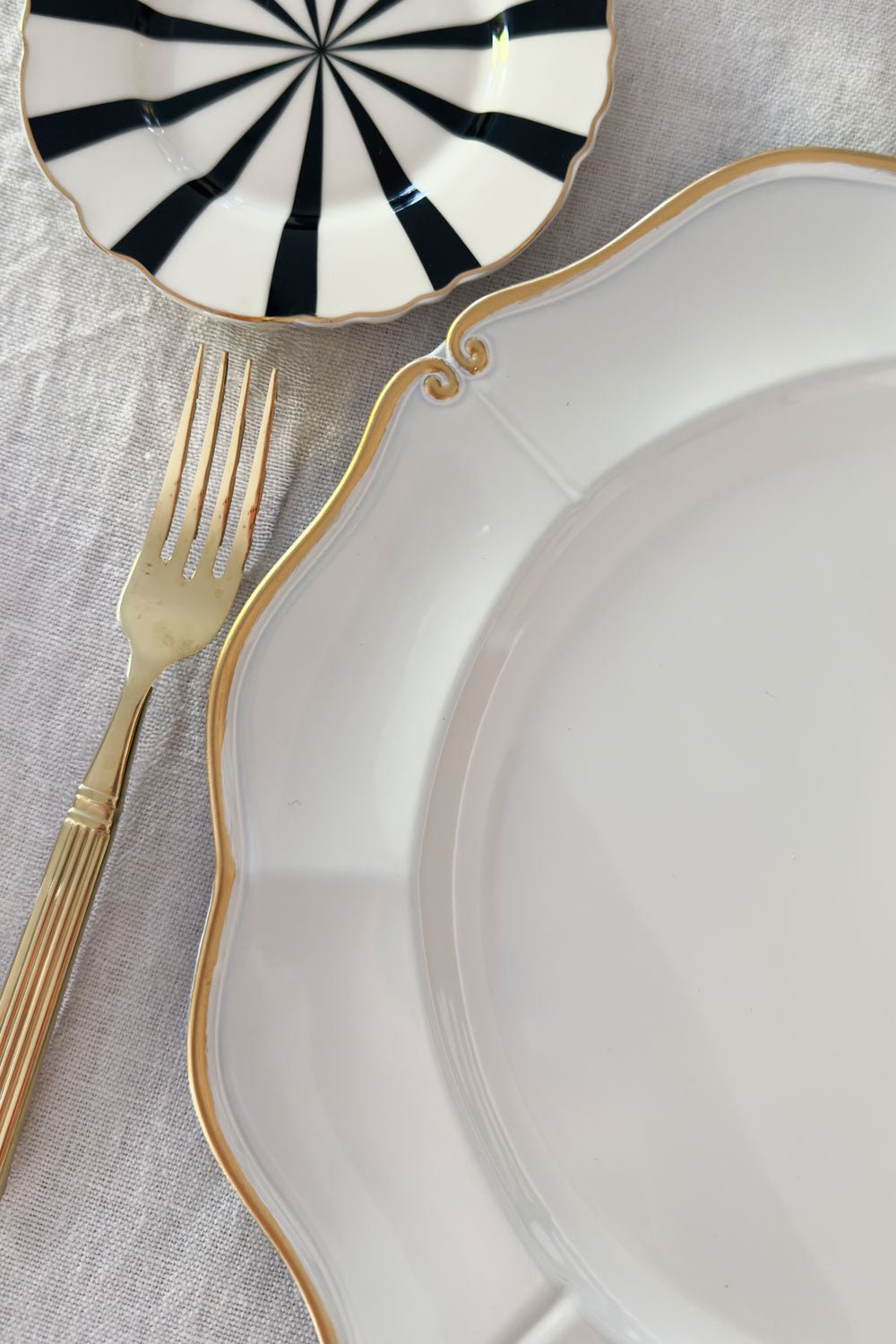 Detalle Borde Bajoplato Blanco Con Borde Dorado Cristina Oria 