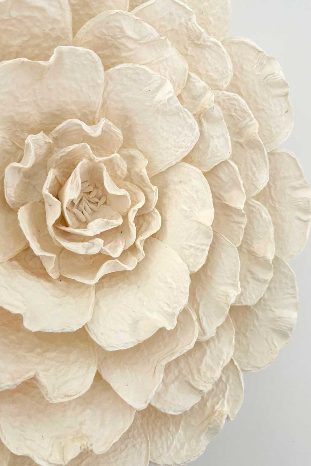 Detalle Flor Decorativa De Papel Maché Modelo Uno Cristina Oria 
