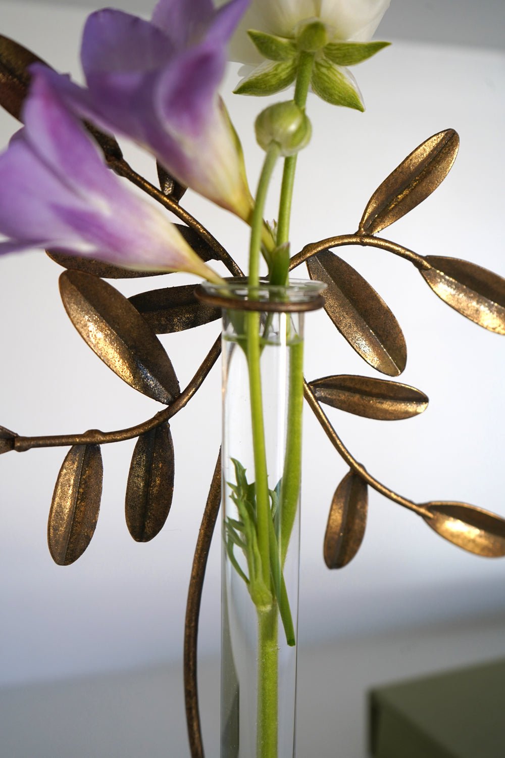 Detalle Florero De Metal Dorado Con Diseño De Planta Mediano Cristina Oria