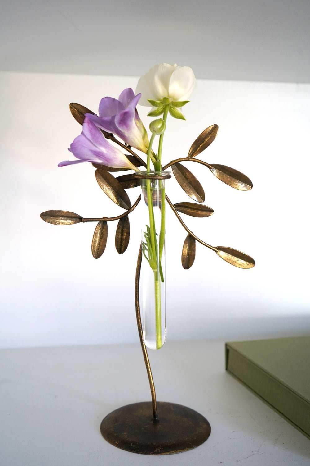 Florero De Metal Dorado Con Diseño De Planta Mediano Cristina Oria