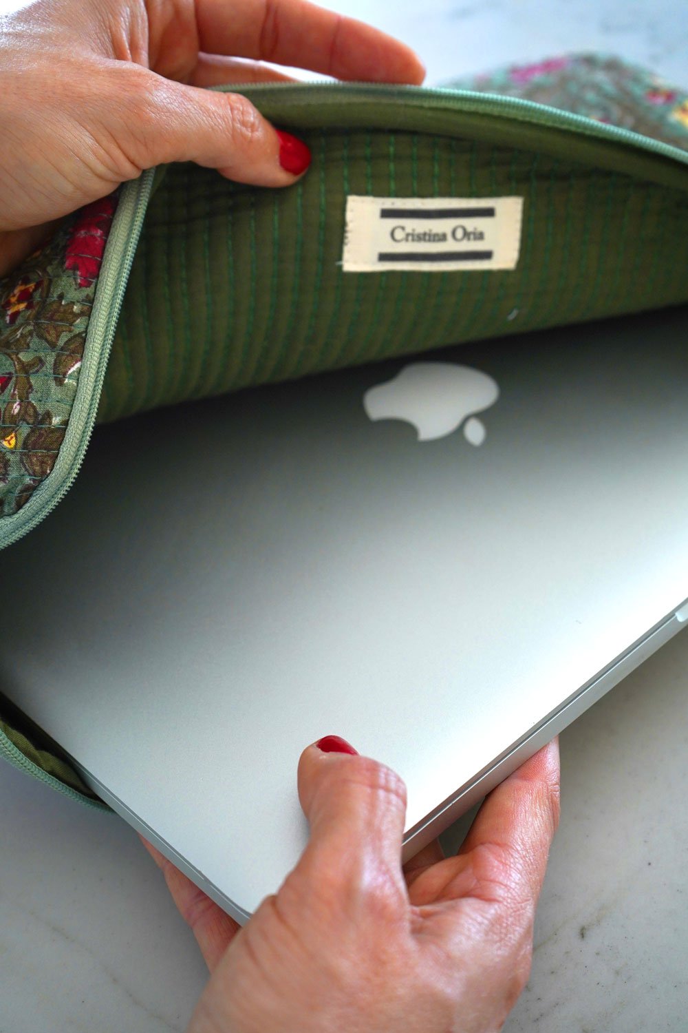 Detalle Funda Para Portátil Flores Verdes Cristina Oria 