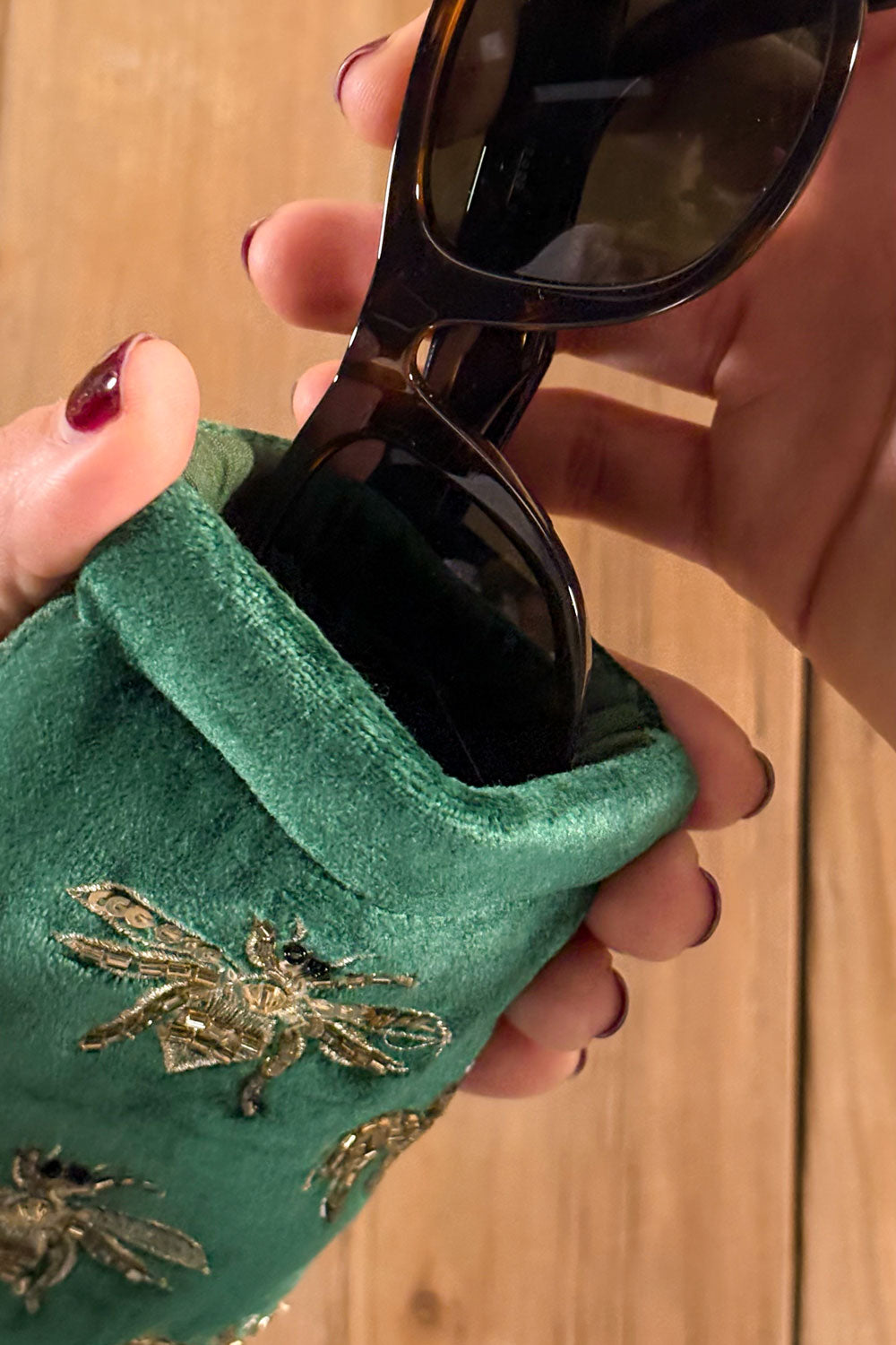 Detalles Funda De Gafas De Terciopelo Verde Con Abejas Bordadas Cristina Oria