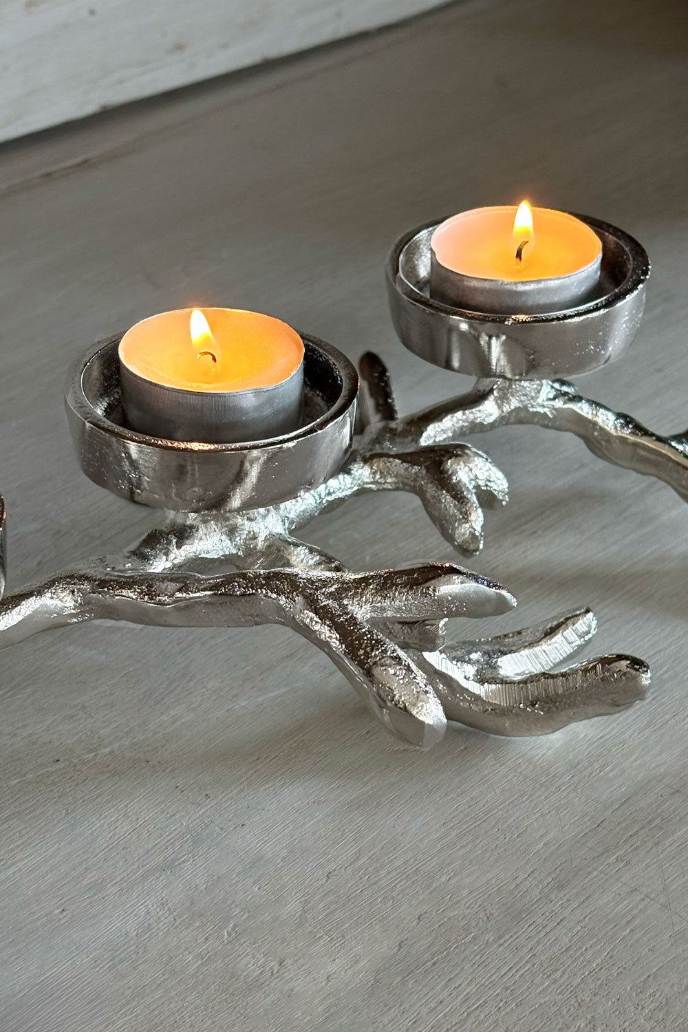 Detalle Portavelas Plateado Para Tres Velas Con Diseño De Cuerno De Ciervo Cristina Oria 