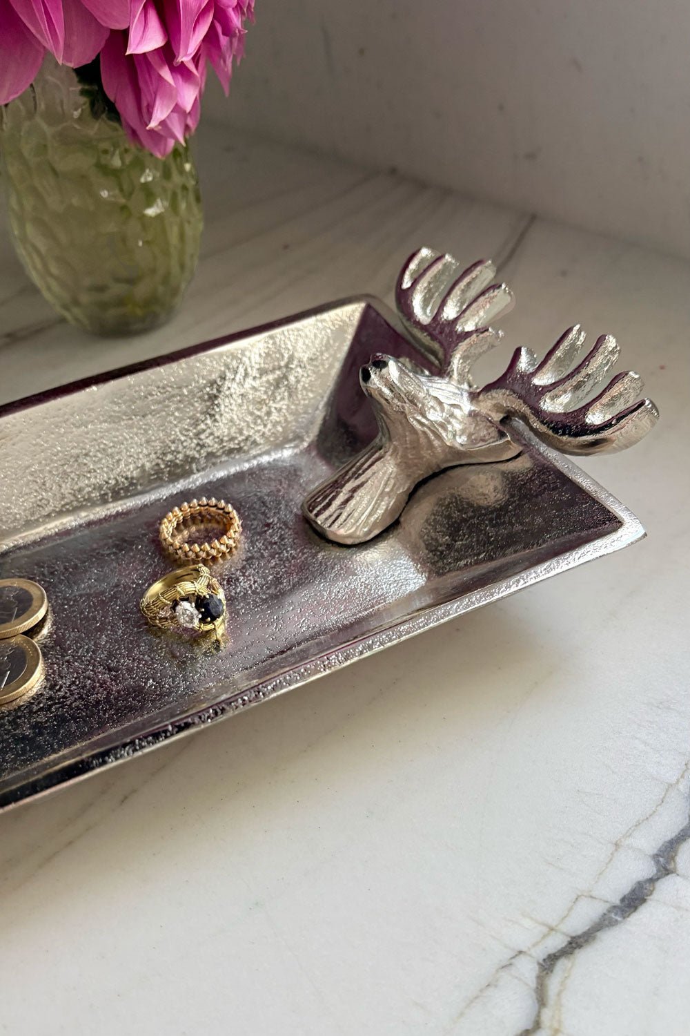 Detalle Bandeja Rectangular Plateada Con Cabeza Ciervo Cristina Oria 