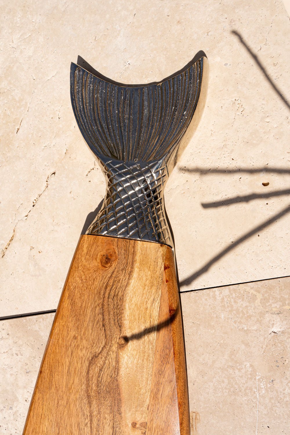Detalle Cola Bandeja Alargada Plateada Y De Madera Diseño Pez Cristina Oria 