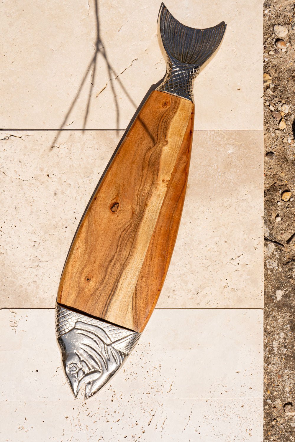 Langes silberfarbenes und hölzernes Tablett mit Fisch-Design | Tabletts
