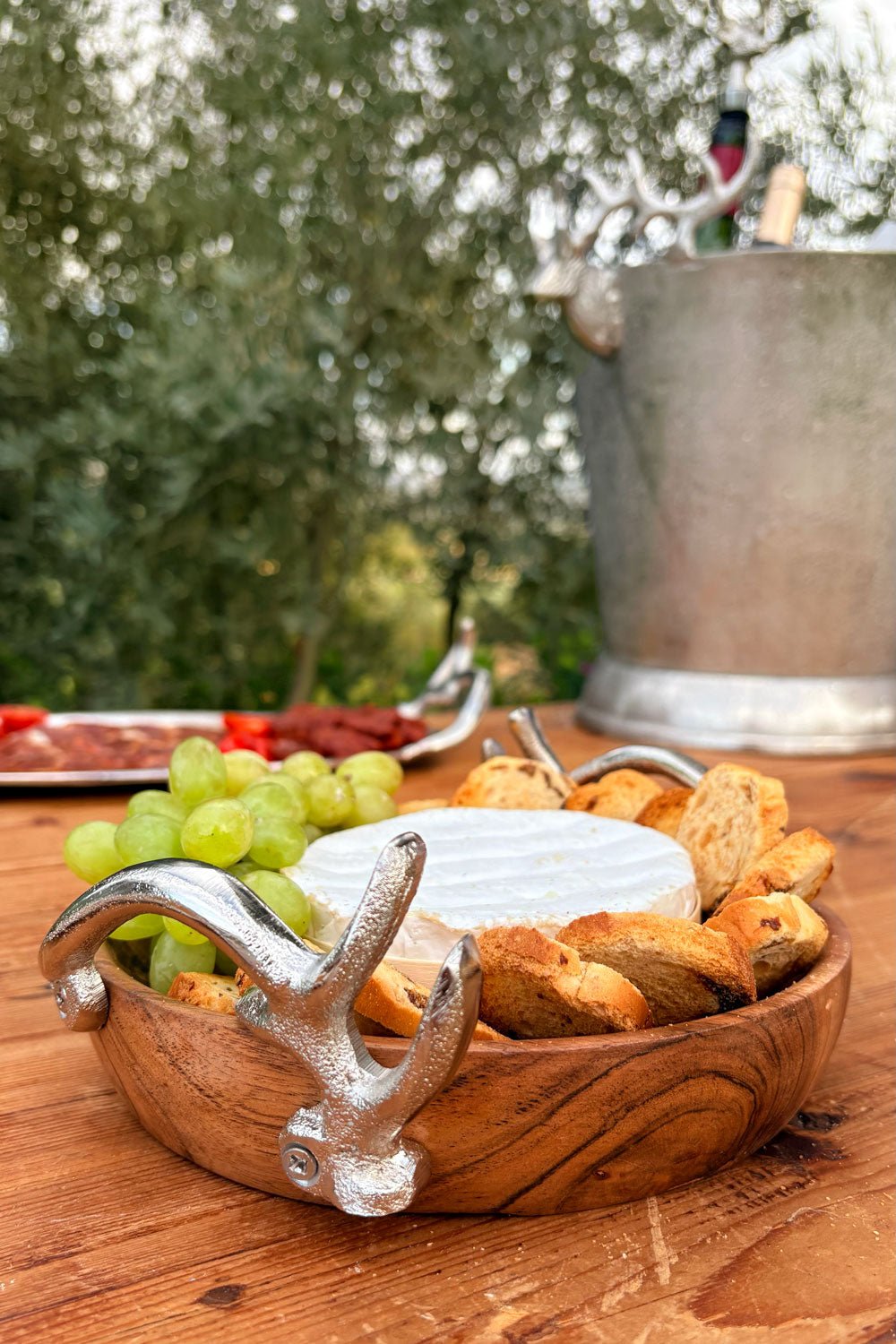 Detalle Cuenco De Madera Con Asas Plateadas Cuernos Ciervo Cristina Oria 