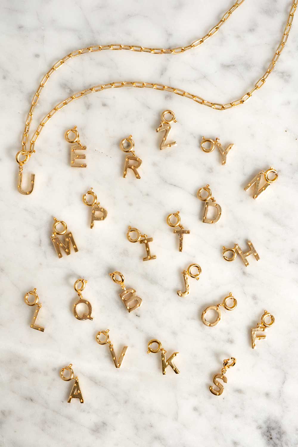 Iniciais douradas com detalhe de estrela