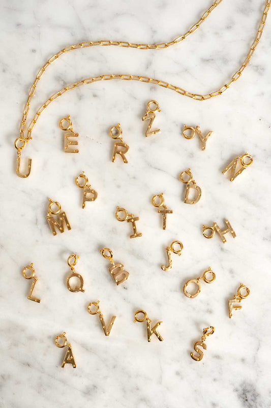 Iniciais douradas com detalhe de estrela