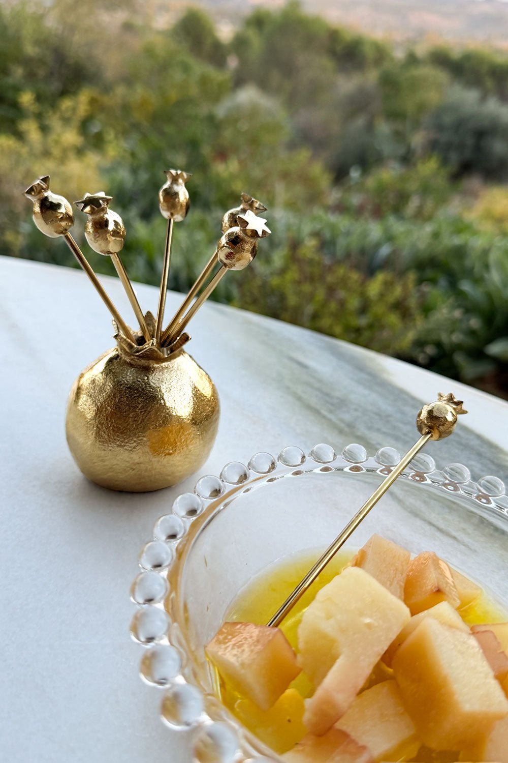 Detalle Composición Granada Con Set De 6 Tenedores Especiales Aperitivo De Bronce Cristina Oria 