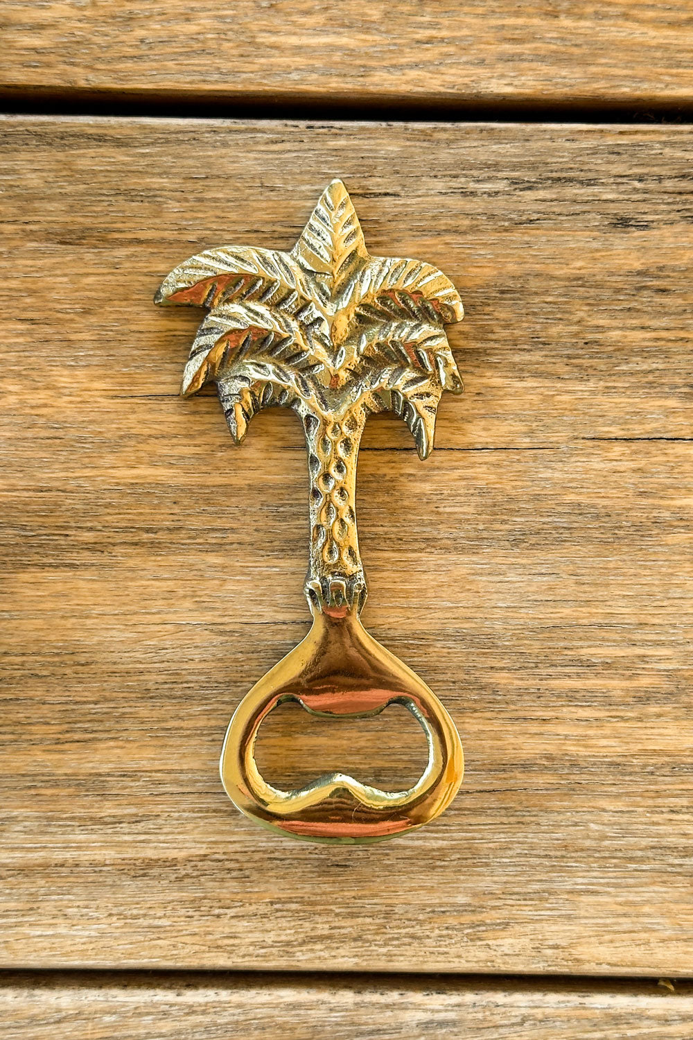Mesa Abridor De Botellas De Bronce Con Diseño De Palmera Cristina Oria