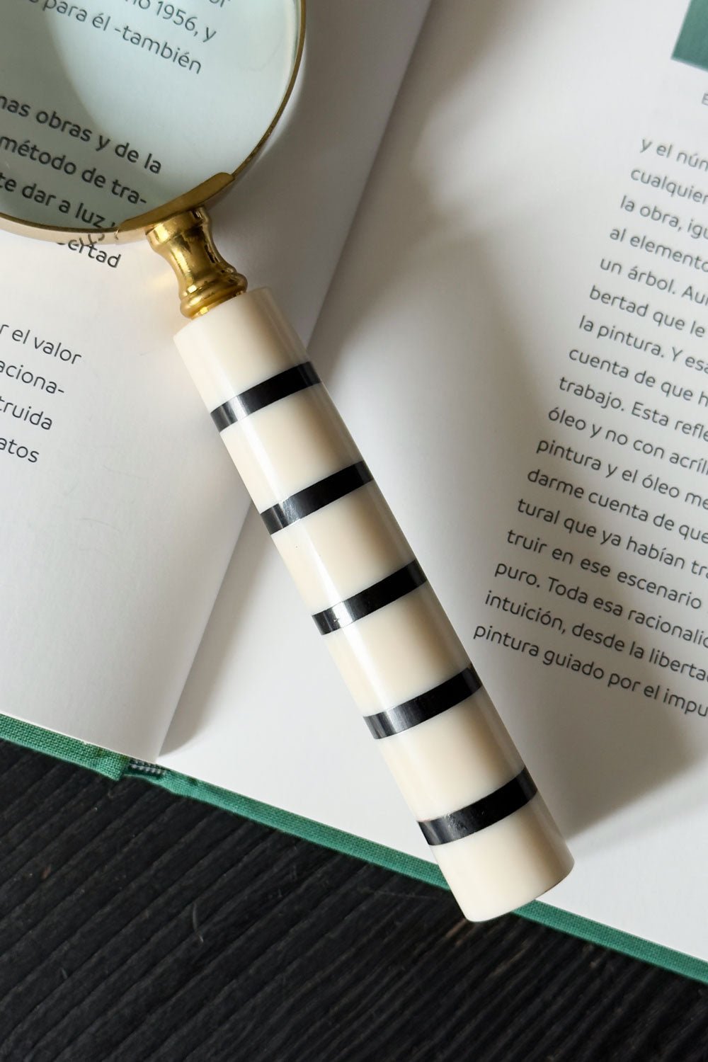 Detalle Lupa Con Mango Blanco Y Rayas Negras Cristina Oria 