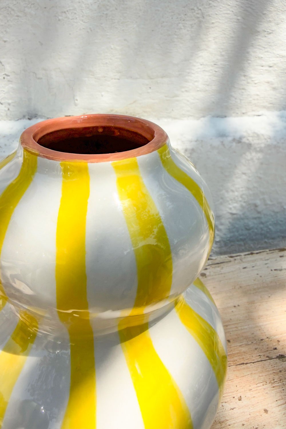 Detalles Amarillo Jarrón Peregrino De Cerámica Diseño de Rayas Cristina Oria