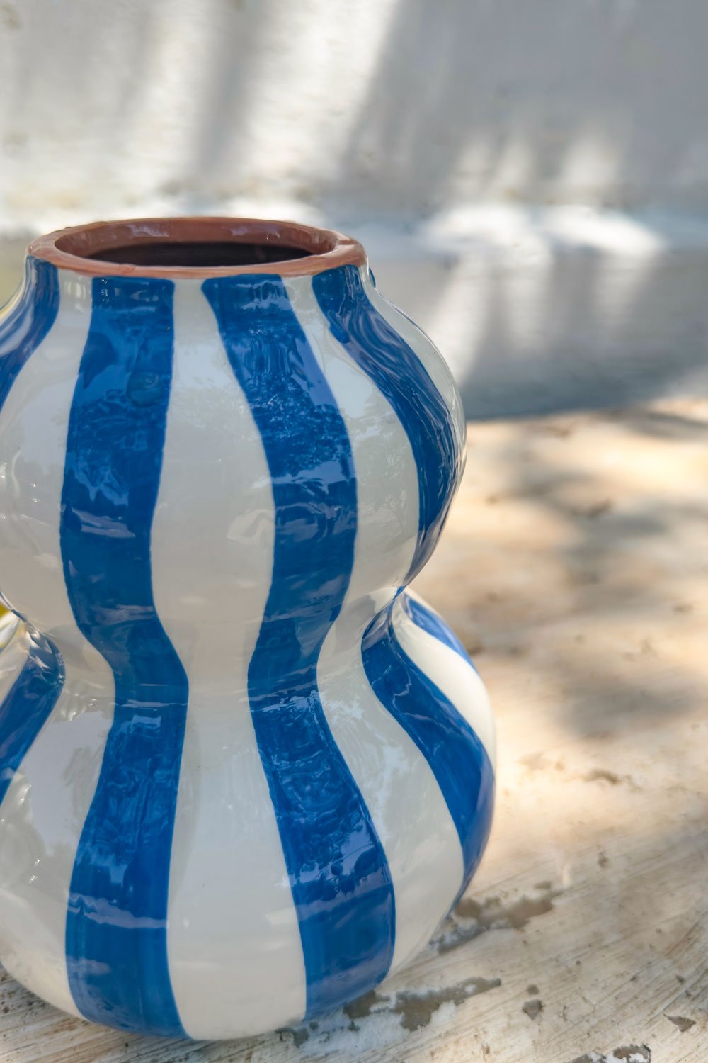 Detalles Azul Jarrón Peregrino De Cerámica Diseño de Rayas Cristina Oria