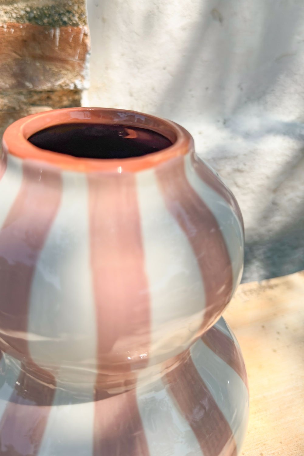 Detalles Rosa Jarrón Peregrino De Cerámica Diseño de Rayas Cristina Oria