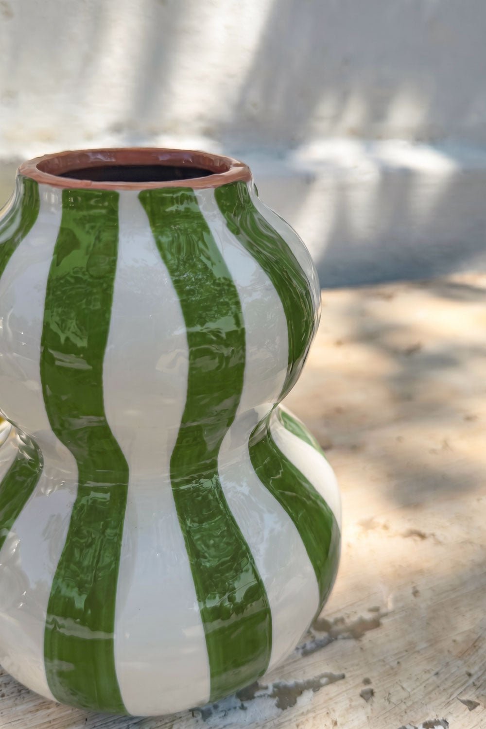Detalles Jarrón Peregrino De Cerámica Diseño de Rayas Cristina Oria