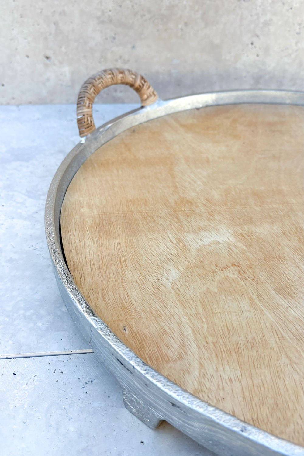 Plateau rond bois et aluminium avec poignées en rotin
