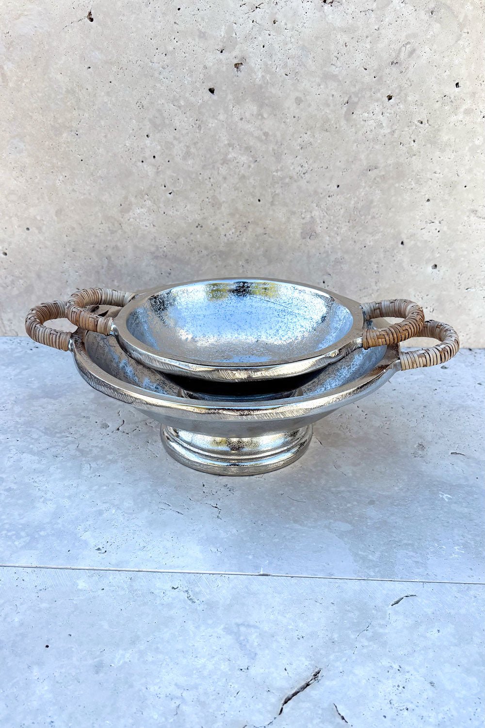 Centro De Mesa Plateado Con Asas De Ratán Mediano