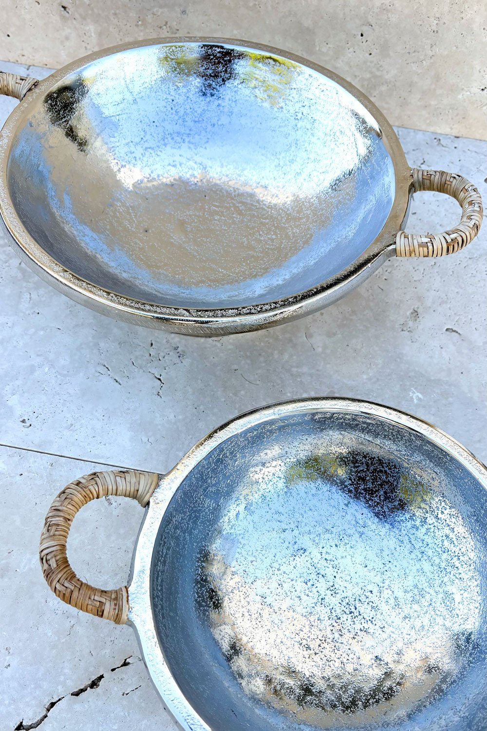 Centro De Mesa Plateado Con Asas De Ratán Mediano