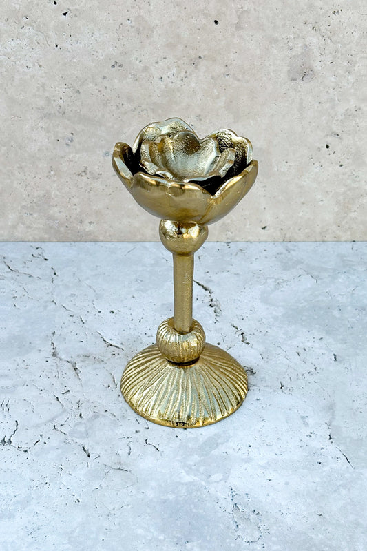 Candelabro Dorado De Aluminio Con Diseño De Flor Cristina Oria 