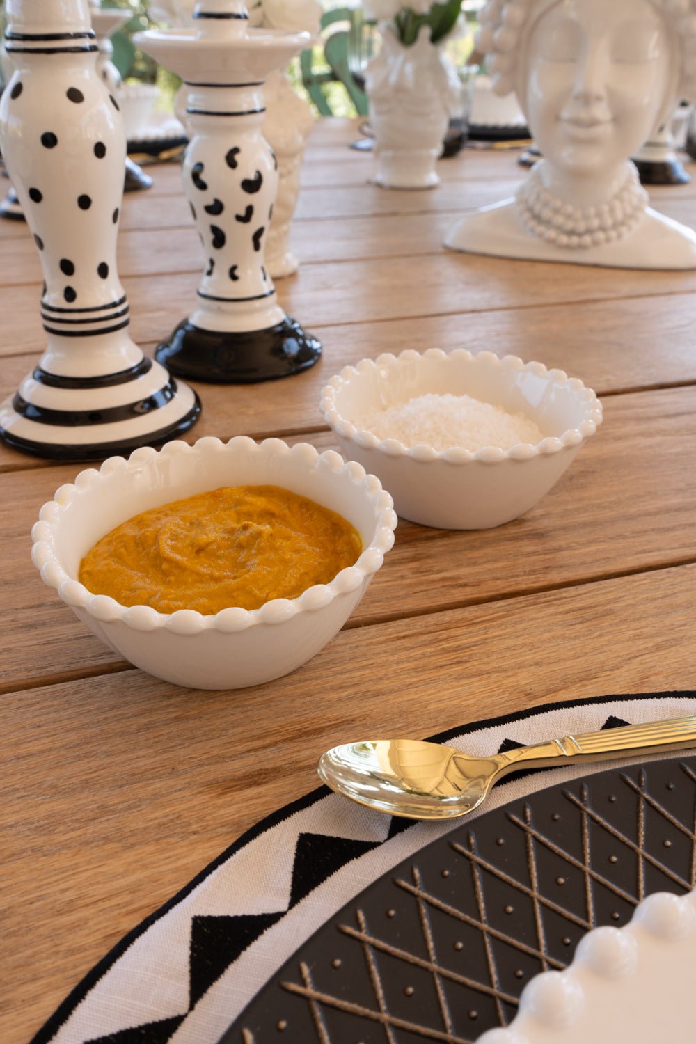 Detalle Borde Cuenco De Porcelana Diseño Bolitas Cristina Oria 