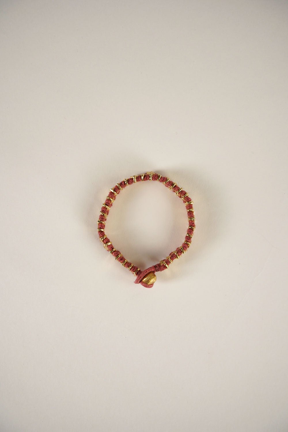Detalle Pulsera Dorada y Rosa Ajustable Cristina Oria 