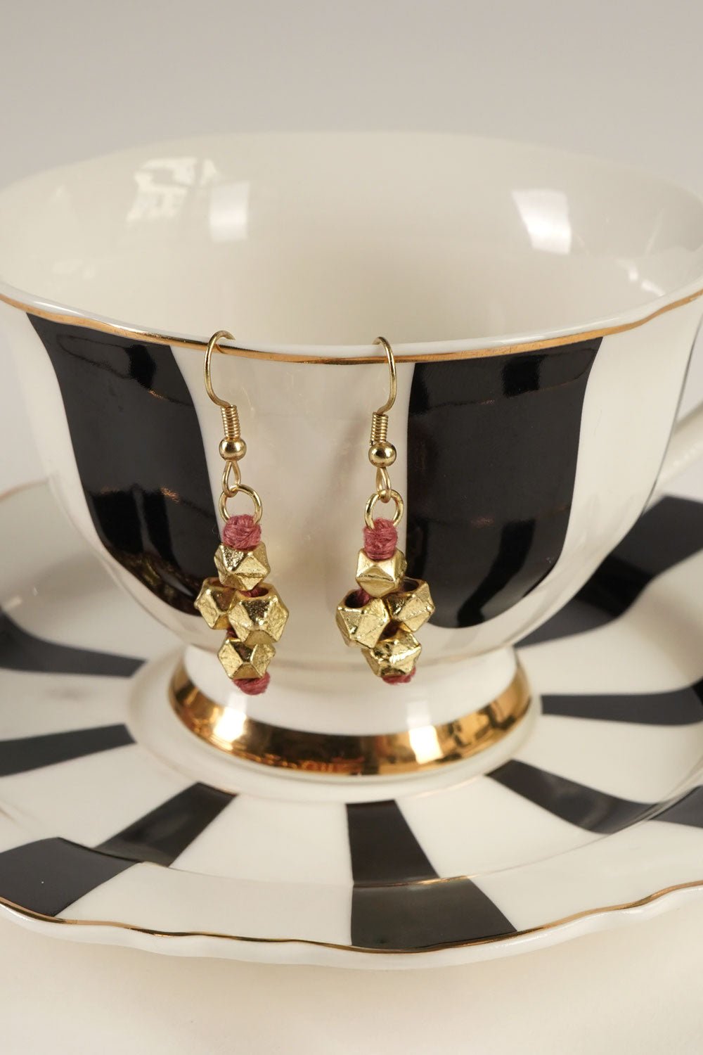 Detalle Vajilla Pendientes Dorados Y Rosas Cristina Oria 