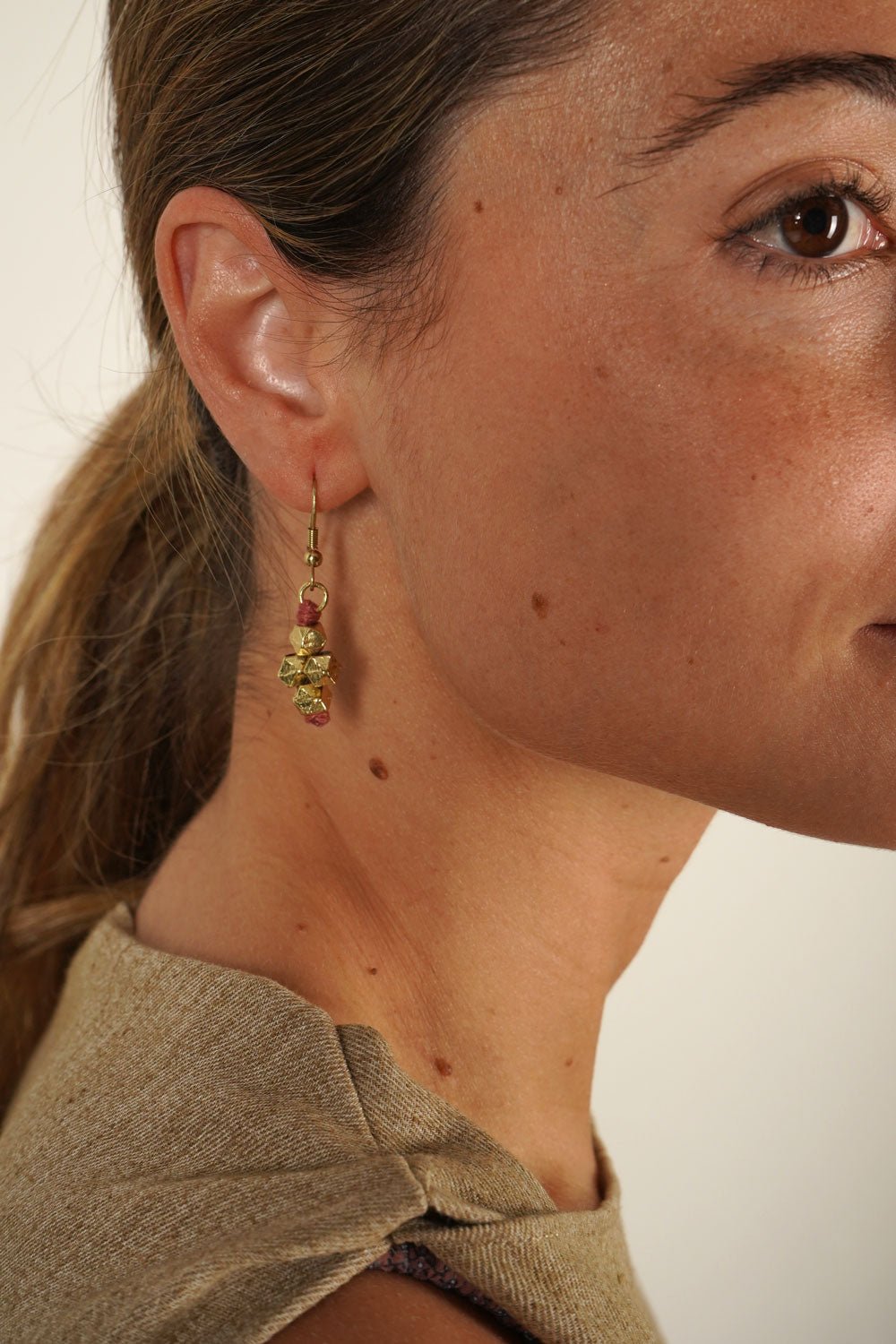 Detalle Pendientes Dorados Y Rosas Cristina Oria 