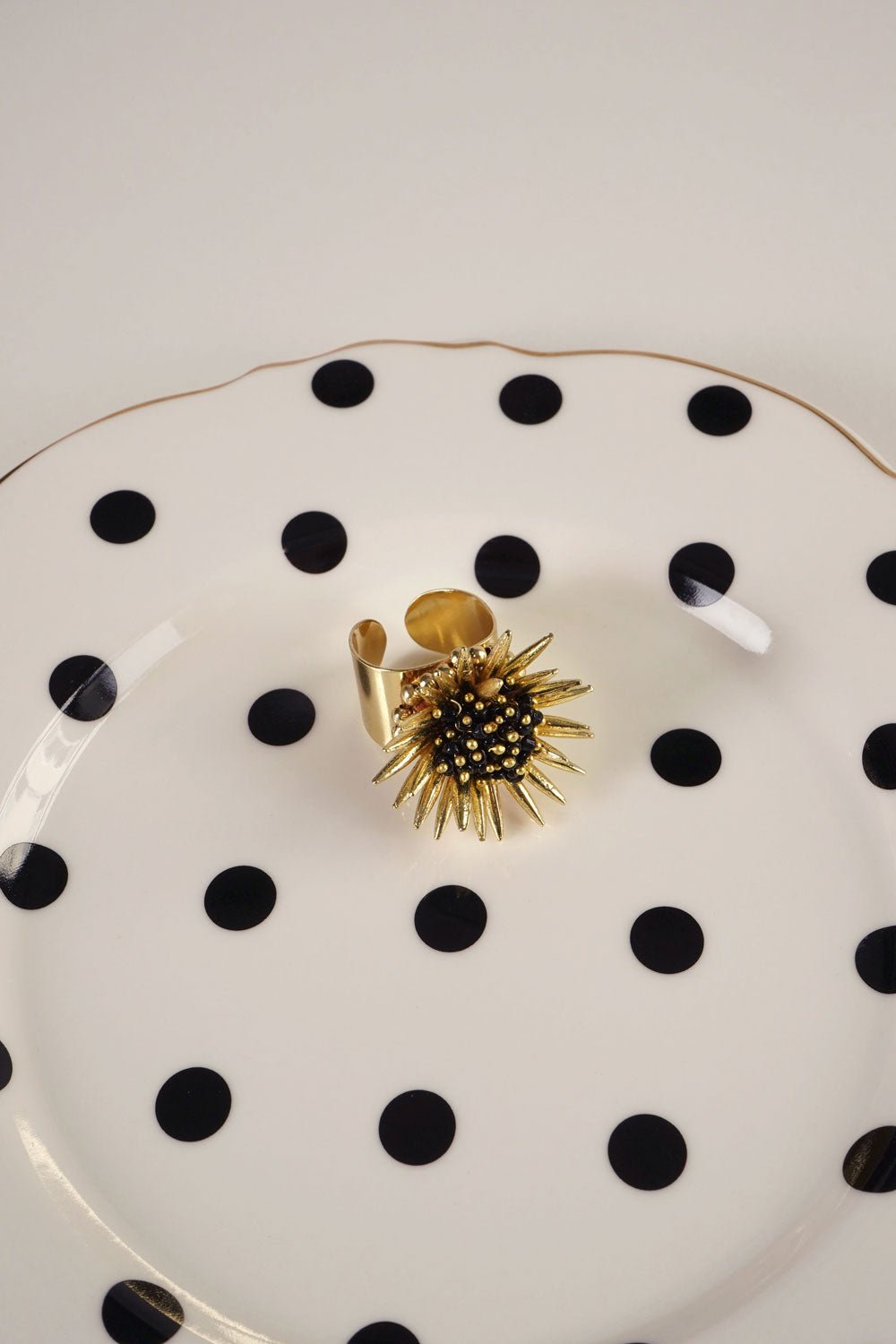 Detalle Vajilla Anillo Dorado Ajustable Con Diseño De Girasol Negro Cristina Oria 