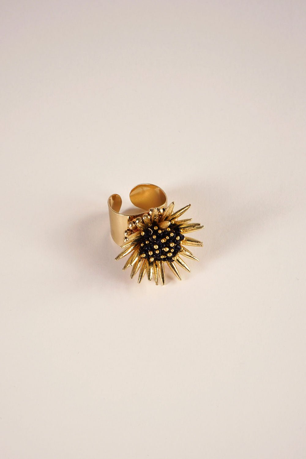 Anillo Dorado Ajustable Con Diseño De Girasol Negro Cristina Oria 