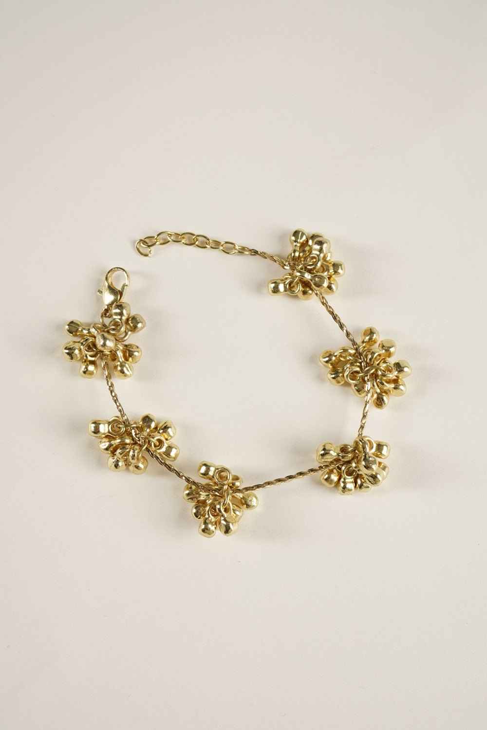 Pulsera Dorada Con Diseño De Borlones Cristina Oria 