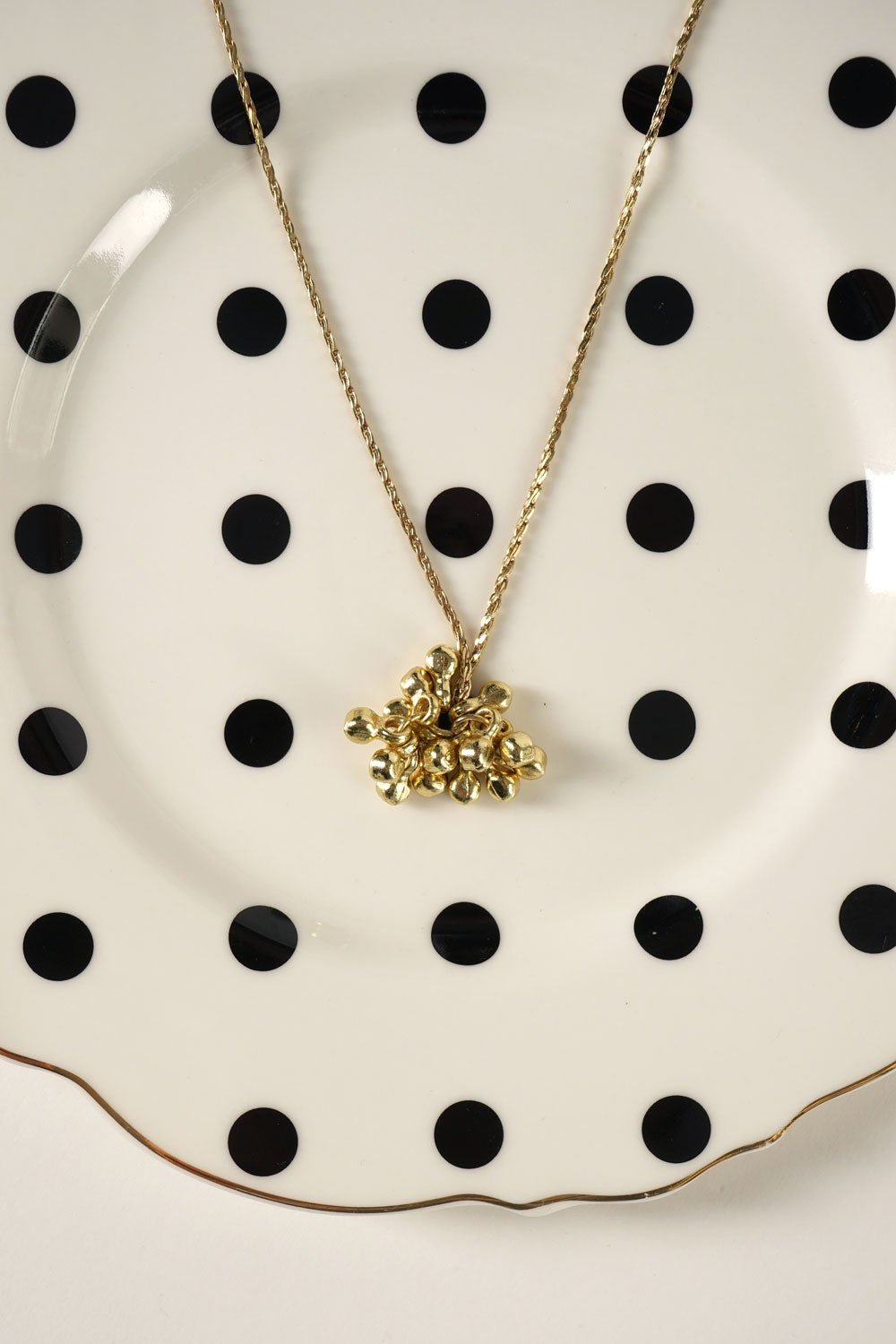 Detalle Vajilla Collar Dorado Con Borlón Cristina Oria 