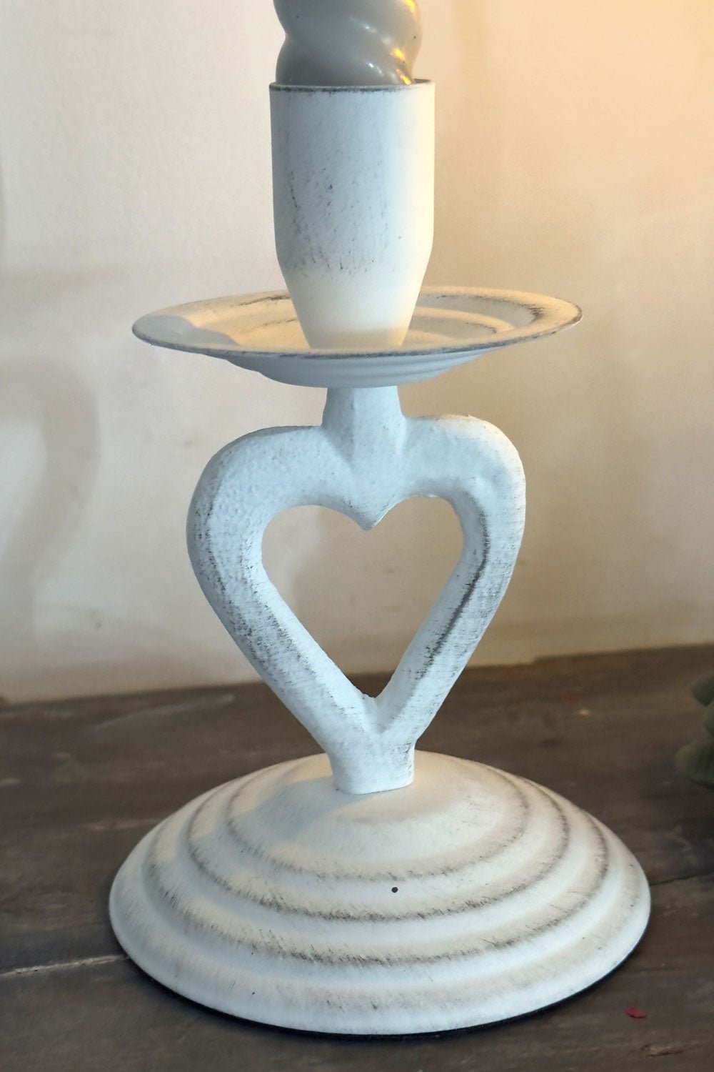 Detalle Candelabro De Hierro Blanco Corazón Cristina Oria 