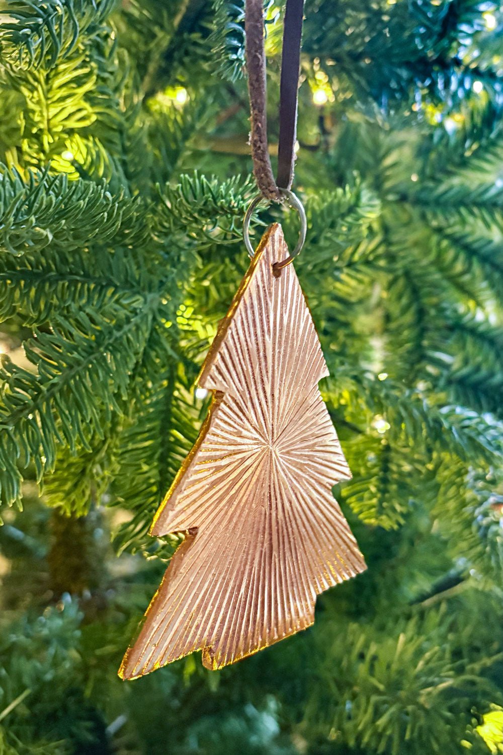 Detalle Adorno Árbol Metálico Dorado Cristina Oria 