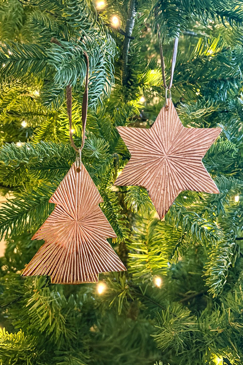 Detalle Composición Adorno Estrella Metálica Dorada Cristina Oria 