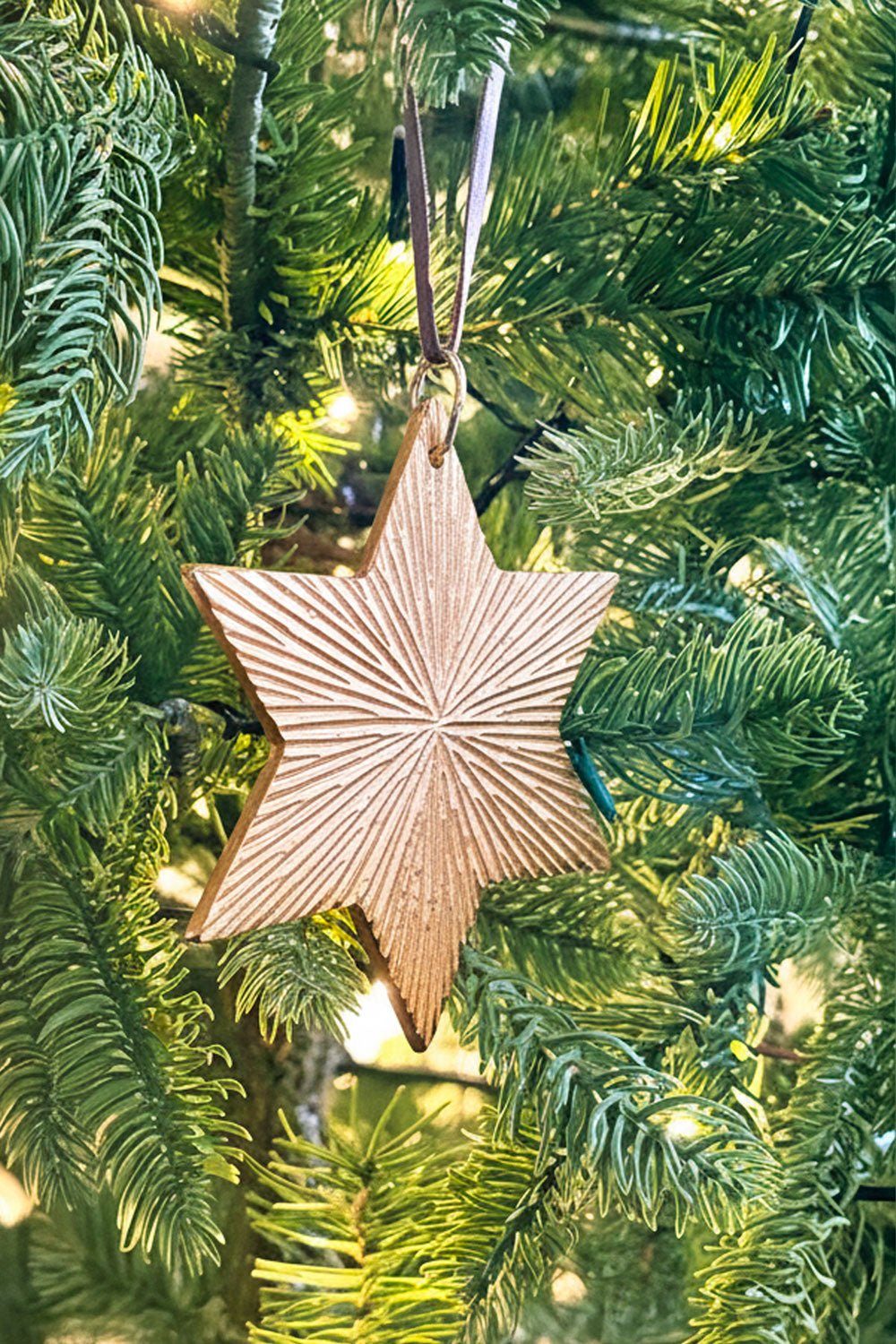 Detalle Adorno Estrella Metálica Dorada Cristina Oria 