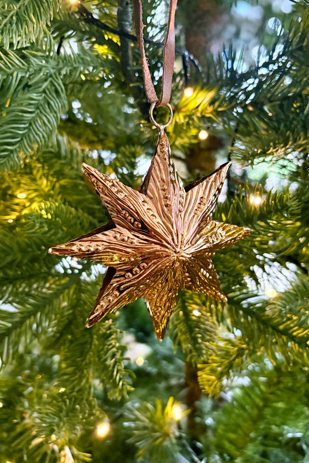 Detalle Adorno Estrella Metálica Dorada Cristina Oria 